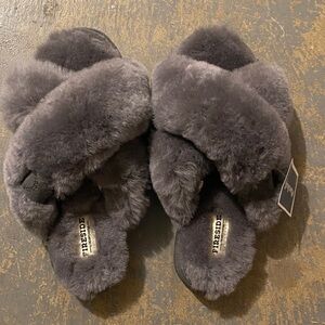 Dearfoams Women's Cozy Gray Slippers